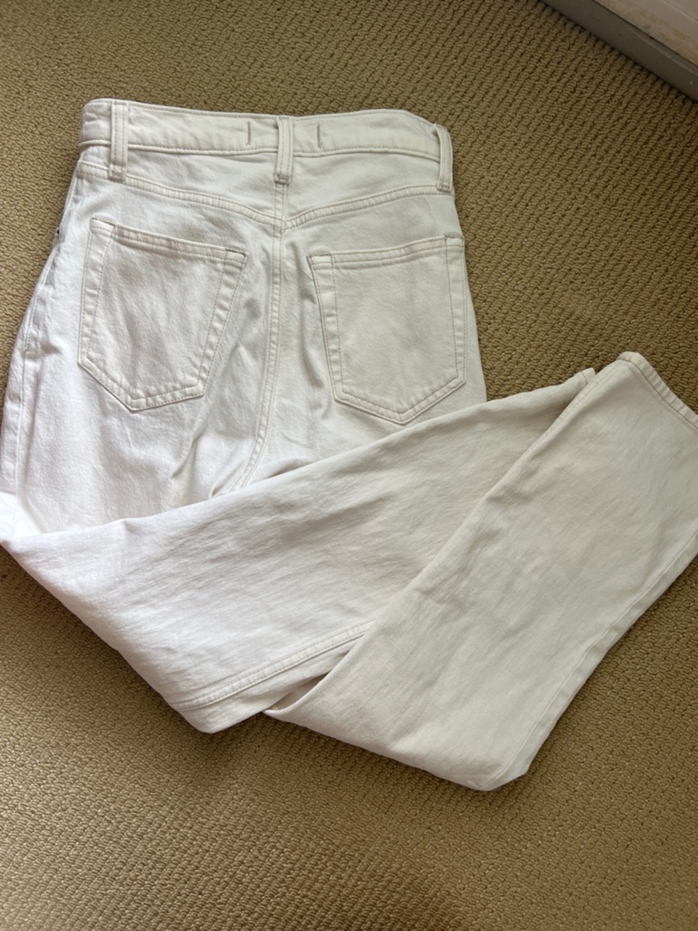 Abercrombie & Fitch High-Rise Straight Leg Jeans in Off-White - Picture 4 of 4